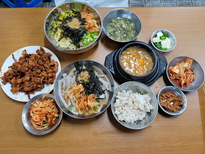테이블 위에 차려진 다양한 닭발 메뉴와 식사 메뉴, 밑반찬