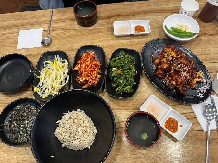 테이블에 차려진 다양한 반찬과 메인 메뉴