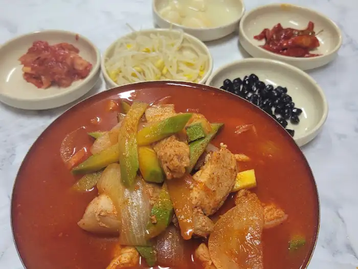 명화식육식당의 테이블 세팅, 메인 요리와 함께 나오는 여러 반찬들