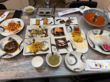 테이블 가득 차려진 남은대게 직판장의 다양한 코스 요리