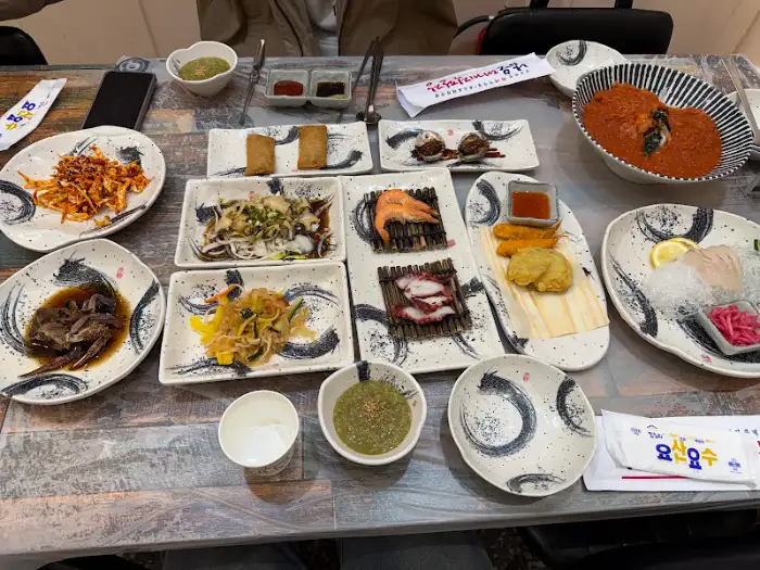 테이블 가득 차려진 남은대게 직판장의 다양한 코스 요리