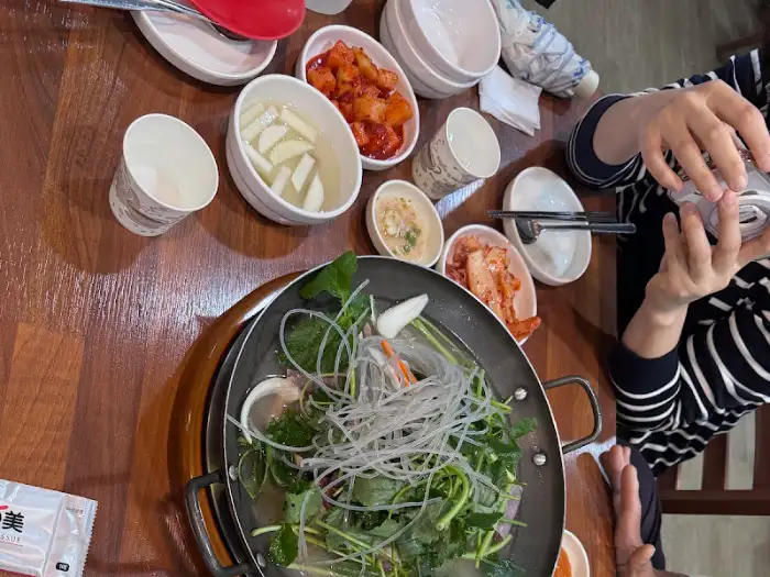 테이블 위 순대곱창전골과 반찬