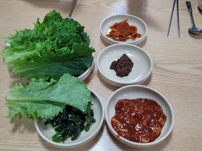 또순네식당 테이블 위 쌈채소와 밑반찬 모습