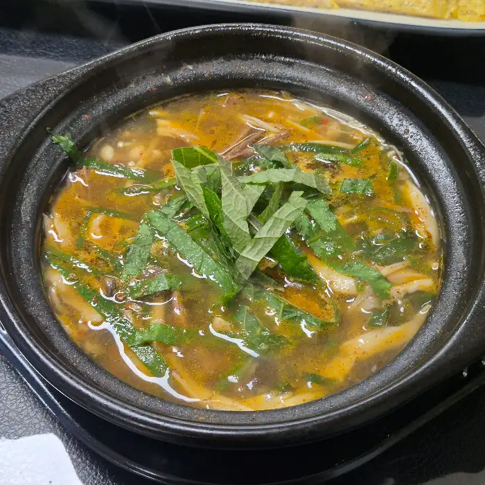 온기육보탕의 탕 메뉴, 건더기가 푸짐하게 들어있는 모습