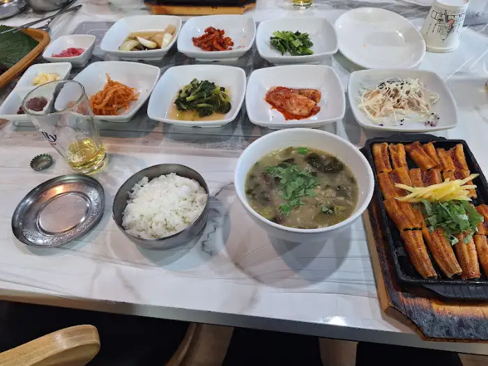 테이블 위에 차려진 밥과 여러 반찬, 국, 튀김 요리