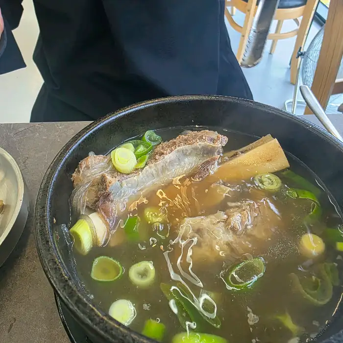 갈비탕 속 부드러운 갈비와 파고명