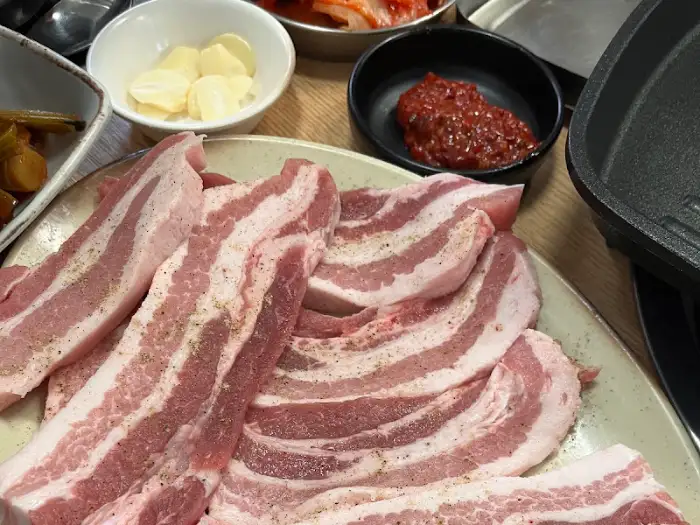 신선한 삼겹살이 두툼하게 썰려 나와 먹음직스러운 모습