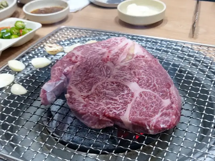 두툼하고 마블링이 풍성한 한우 부챗살 스테이크