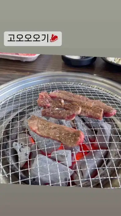 숯불 위에서 구워지는 얇게 썬 소고기