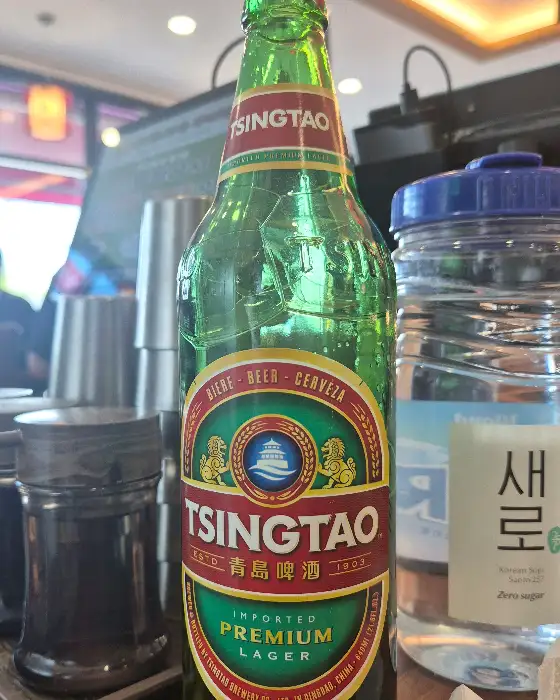 칭따오 맥주 병과 물병