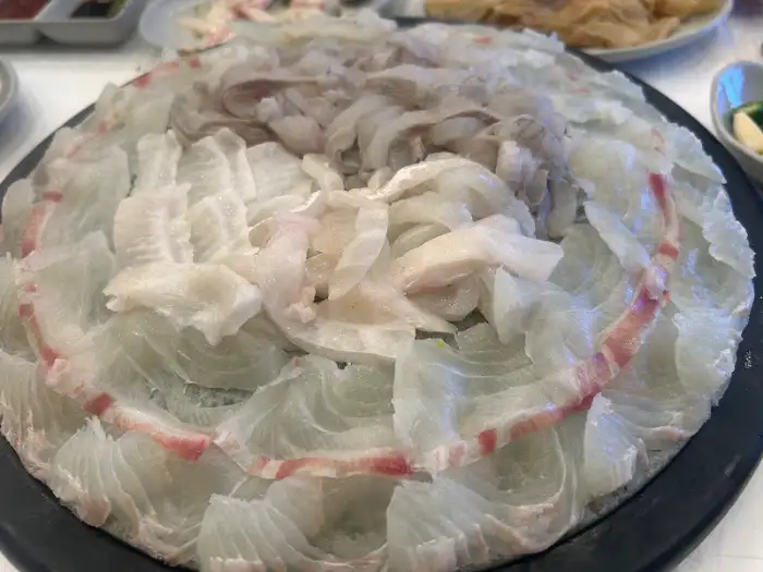 먹음직스럽게 차려진 떡바우 횟집의 모듬회