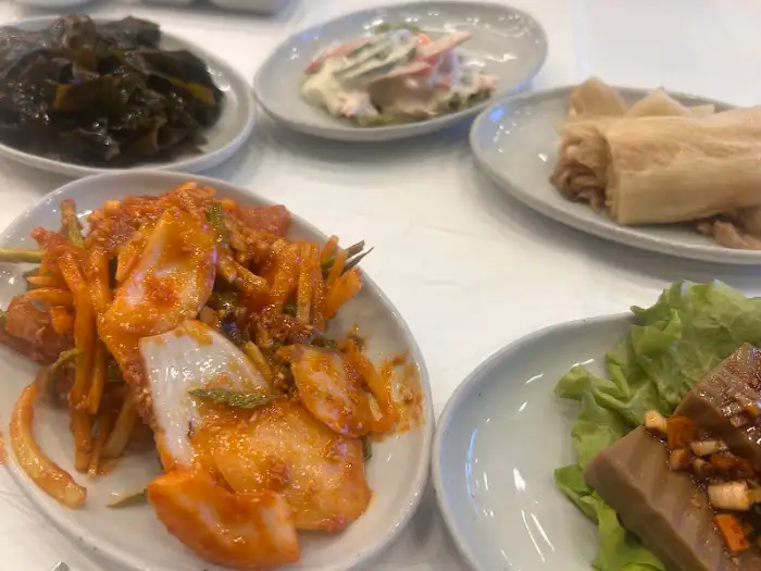 다양한 나물과 함께 나온 성게비빔밥