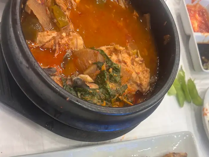 떡바우 횟집의 다채로운 밑반찬들