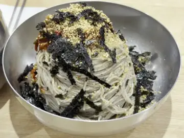 춘천 유포리 막국수: 푸짐한 양과 담백한 맛의 조화 유포리 막국수의 푸짐한 막국수 한 그릇