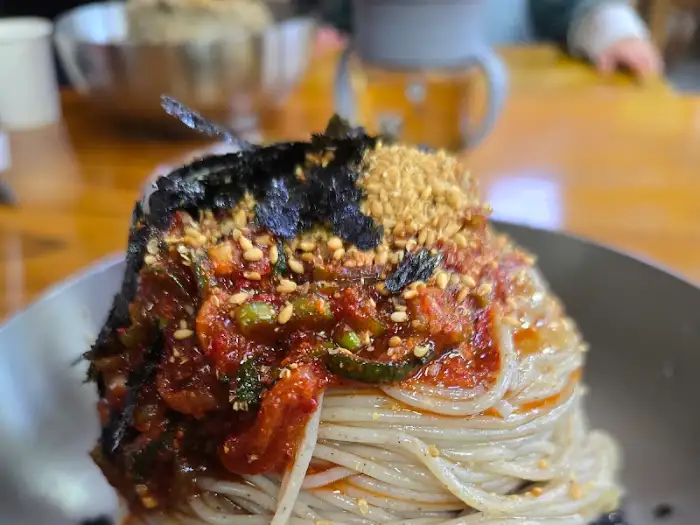 유포리 막국수 테이블 세팅과 막국수