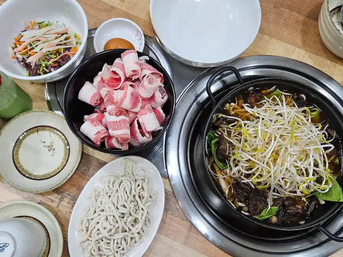 달을품은집 함월당의 푸짐한 샤브칼국수 상차림