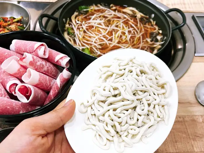 달을품은집 함월당의 샤브샤브와 칼국수 재료 준비 모습