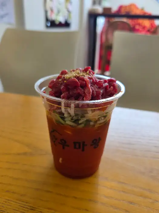 컵에 담긴 푸짐한 육회 물회