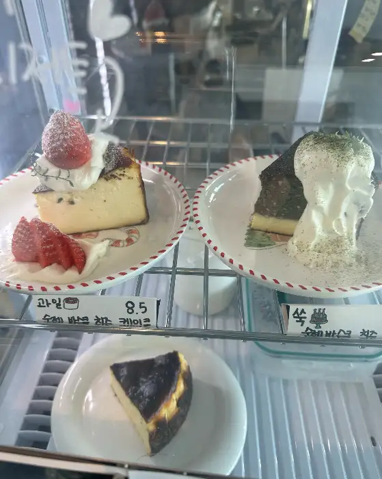 진열된 다양한 케이크 종류