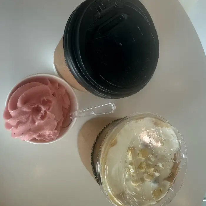 딸기맛 젤라또와 디저트