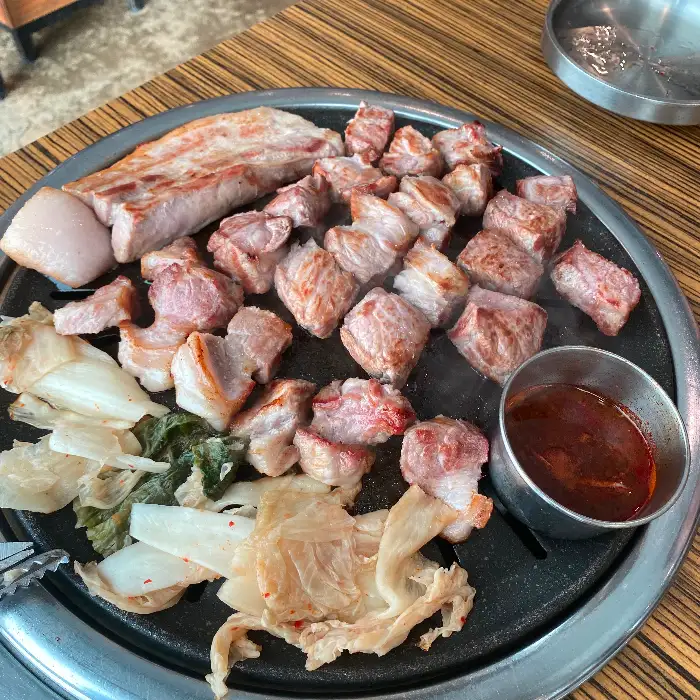 다양한 부위의 흑돼지가 푸짐하게 담긴 고이정 애월흑돼지 보리짚불구이