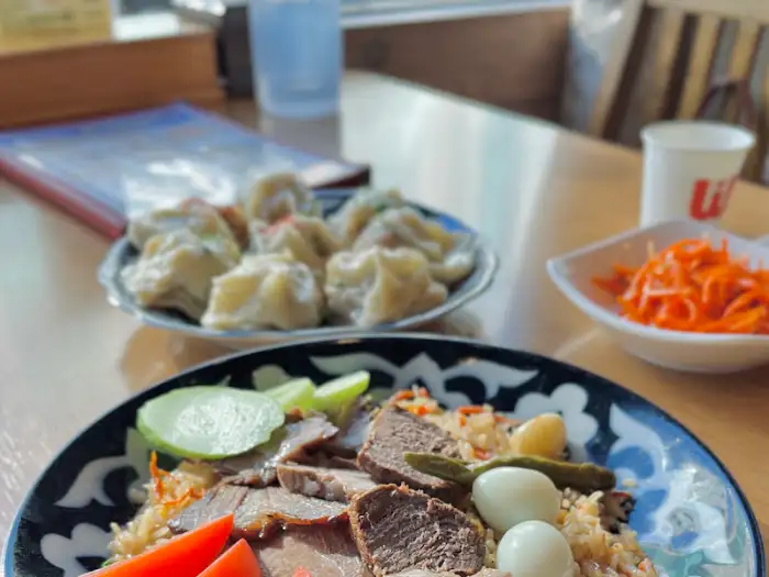 속이 꽉 찬 우즈베키스탄식 소고기 만두