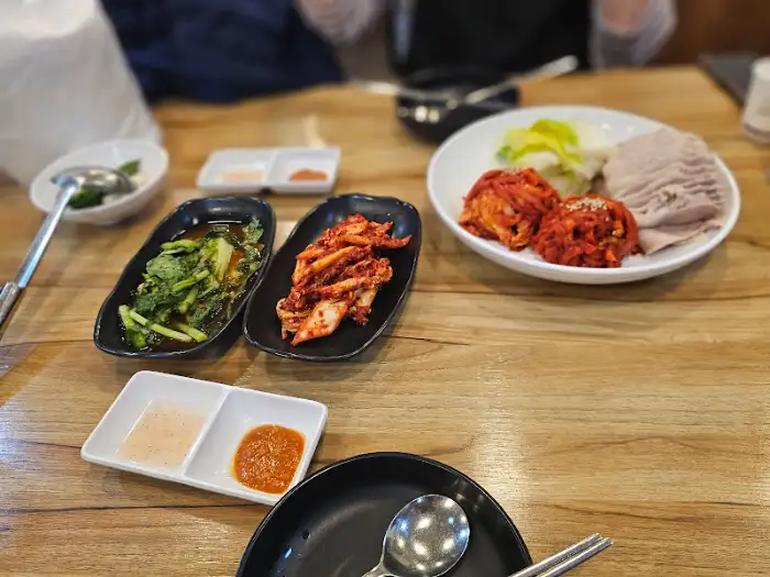 테이블에 놓인 다양한 반찬과 보쌈 세트