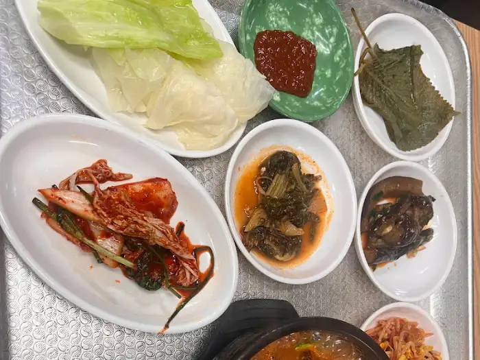 다양한 반찬과 쌈 채소