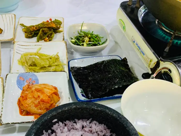 다양한 종류의 밑반찬과 밥