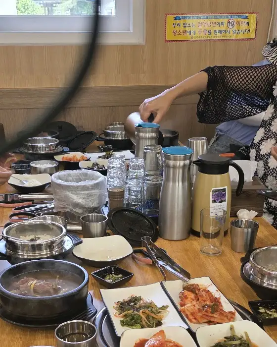 테이블 위에 놓인 여러 가지 반찬과 숭늉이 담긴 그릇
