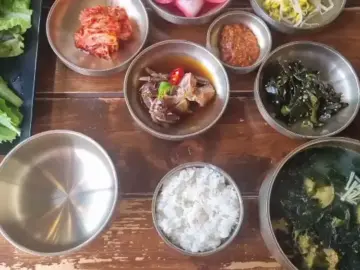 다양한 밑반찬과 쌈채소가 정갈하게 차려진 함덕고등어쌈밥 한상