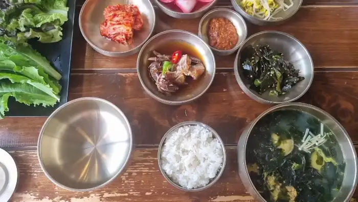 다양한 밑반찬과 쌈채소가 정갈하게 차려진 함덕고등어쌈밥 한상