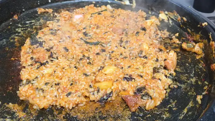 철판 위에서 맛있게 볶아지고 있는 닭갈비 볶음밥