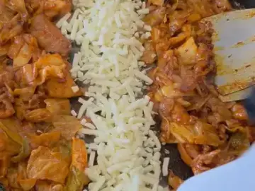 깻잎닭갈비 치즈가 녹아내리는 모습