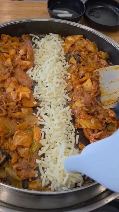 깻잎닭갈비 치즈가 녹아내리는 모습