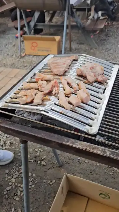 산앤들 야외 테이블에서 굽고 있는 돼지고기 부위들