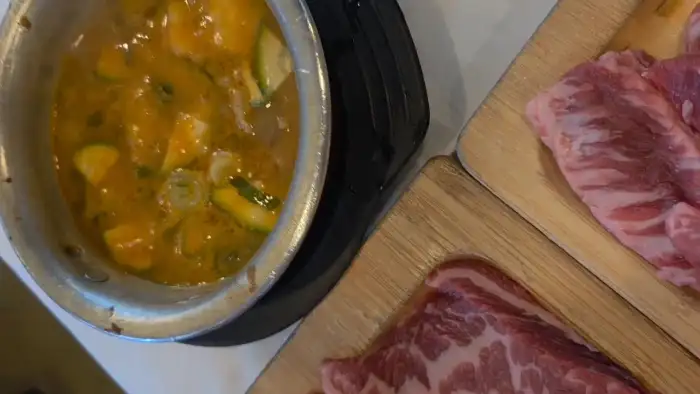 서비스 된장찌개와 신선한 소고기가 함께 나온 찐배네꽃갈비 천안불당점 한상차림