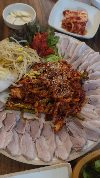 화복 동해본점의 먹음직스러운 오징어보쌈 한 상