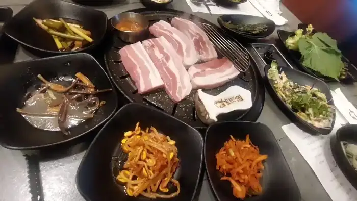 다양한 밑반찬이 함께 차려진 테이블 모습