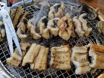 등대숯불장어에서 숯불에 구워지는 먹음직스러운 장어구이