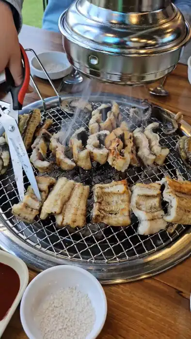 등대숯불장어에서 숯불에 구워지는 먹음직스러운 장어구이