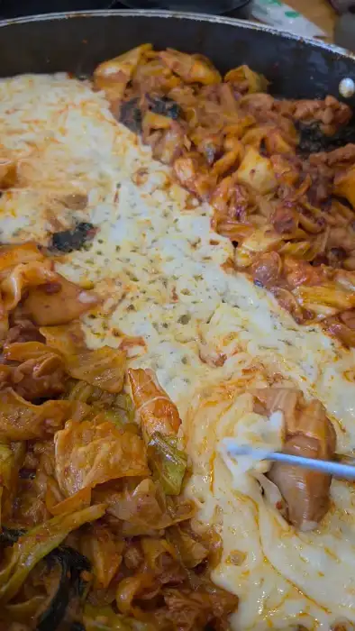 깻잎닭갈비에 치즈를 듬뿍 얹은 모습
