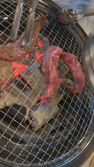 불판 위에서 익어가는 찐배네꽃갈비 천안불당점의 고기