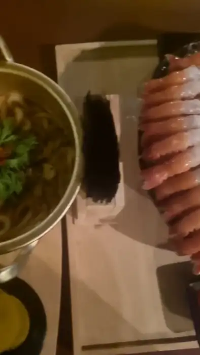 김이 모락모락 피어나는 우동과 신선한 새우회