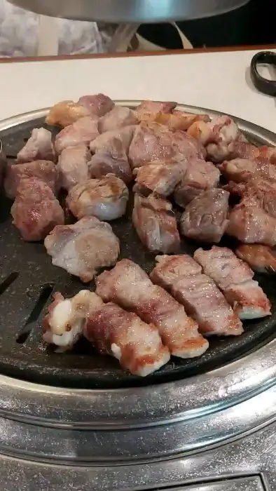 고이정 애월흑돼지 보리짚불구이에서 제공되는 흑돼지 구이
