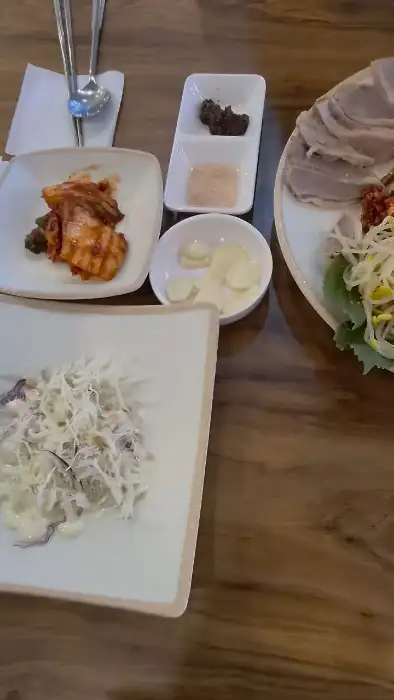 화복 동해본점의 푸짐한 보쌈과 곁들임 찬들