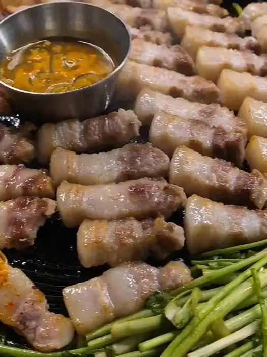 솥뚜껑 위에 지글지글 익어가는 삼겹살
