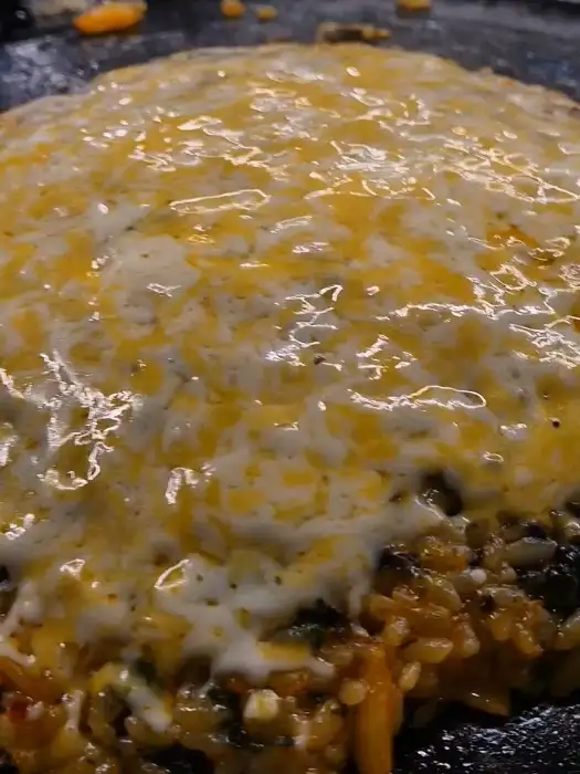 치즈 덮인 볶음밥