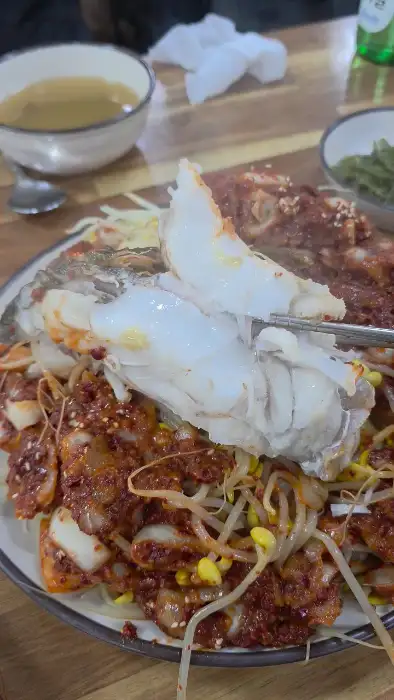 대구살 발라내는 모습