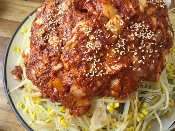 감자사리 비벼 먹는 모습